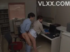 Đến nhà cô giáo nước ngoài để quan hệ tình dục với cô ta. Người phụ nữ khát nước sống một mình quanh năm thường đặc biệt nhạy cảm.