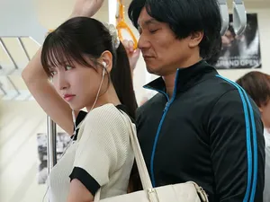 Dâm dâm cô nướng đeo kính thích cưỡi ngựa